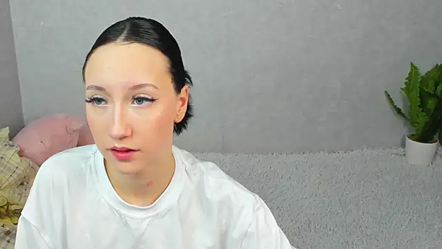 Snapshot of EileenMoores chatting on 12-15-25, 05:39 EileenMoores online show from 12-15-25, 05:39