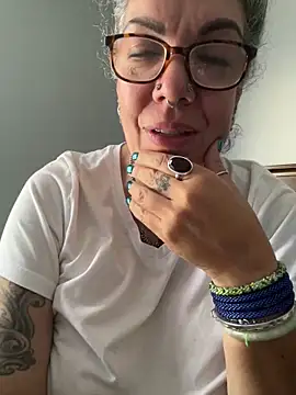 dieseldame1313 online show from 11-11-25, 01:11