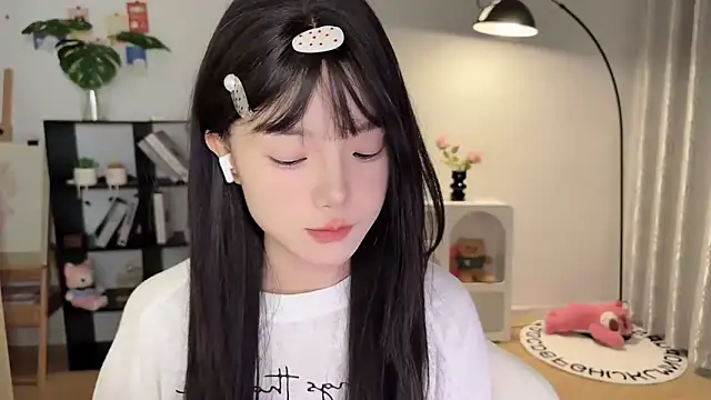 Snapshot of Momo-xx chatting on 09-24-25, 11:30 Momo-xx online show from 09-24-25, 11:30