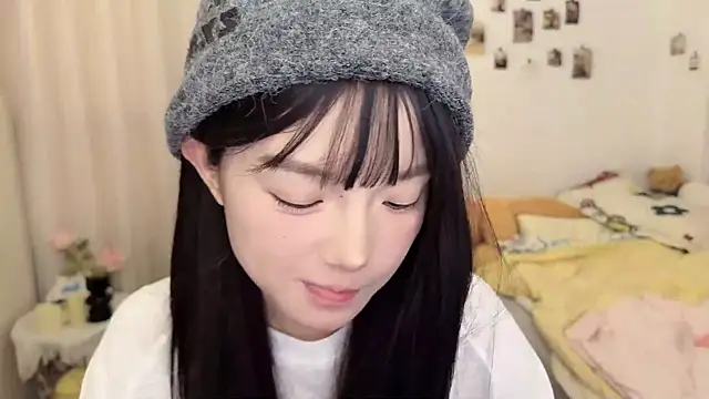 Snapshot of Momo-xx chatting on 01-08-26, 12:35 Momo-xx online show from 01-08-26, 12:35