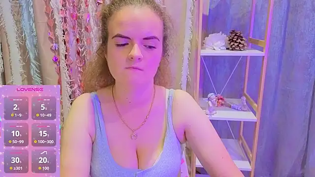 Snapshot of Luisa_Rosee chatting on 10-28-25, 07:38 Luisa Rosee online show from 10-28-25, 07:38