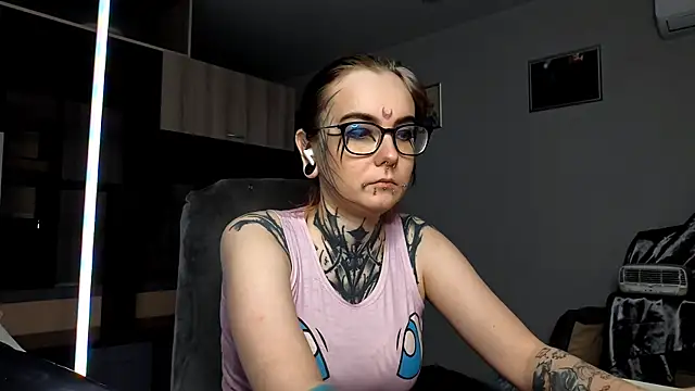 Snapshot of HighelikeGirl chatting on 10-15-25, 12:05 HighelikeGirl online show from 10-15-25, 12:05