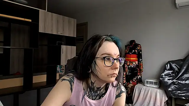 Snapshot of HighelikeGirl chatting on 10-23-25, 07:51 HighelikeGirl online show from 10-23-25, 07:51