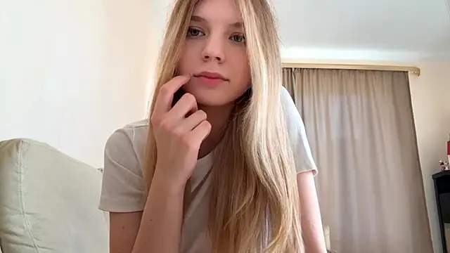 Snapshot of FruityXo chatting on 10-08-25, 11:30 FruityXo online show from 10-08-25, 11:30