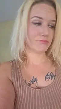 Snapshot of RhondaRump chatting on 11-12-25, 05:35 RhondaRump online show from 11-12-25, 05:35