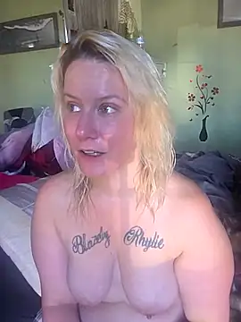 Snapshot of RhondaRump chatting on 11-19-25, 04:29 RhondaRump online show from 11-19-25, 04:29