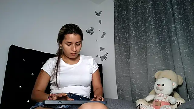 Snapshot of abella-lemus chatting on 12-15-25, 12:15 abella-lemus online show from 12-15-25, 12:15