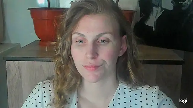 Snapshot of JuliaMuuun chatting on 05-18-26, 09:31 JuliaMuuun online show from 05-18-26, 09:31