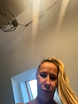 Snapshot of blondi2077 chatting on 10-25-25, 01:29 blondi2077 online show from 10-25-25, 01:29