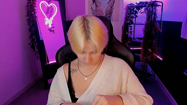 Snapshot of CinBellamy chatting on 09-25-25, 05:00 CinBellamy online show from 09-25-25, 05:00