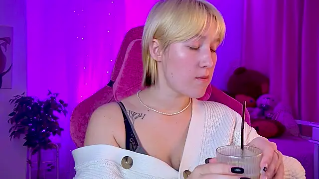 Snapshot of CinBellamy chatting on 09-29-25, 03:00 CinBellamy online show from 09-29-25, 03:00