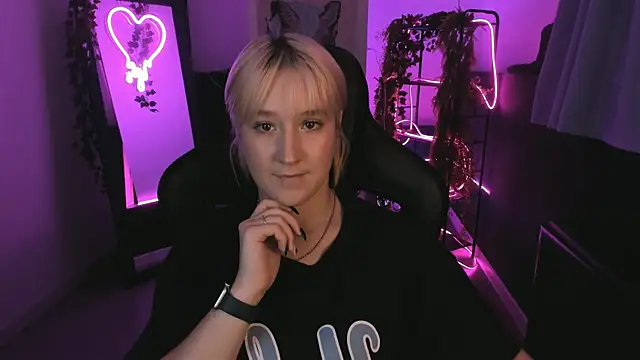 Snapshot of CinBellamy chatting on 10-10-25, 05:50 CinBellamy online show from 10-10-25, 05:50