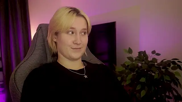 Snapshot of CinBellamy chatting on 10-27-25, 03:54 CinBellamy online show from 10-27-25, 03:54