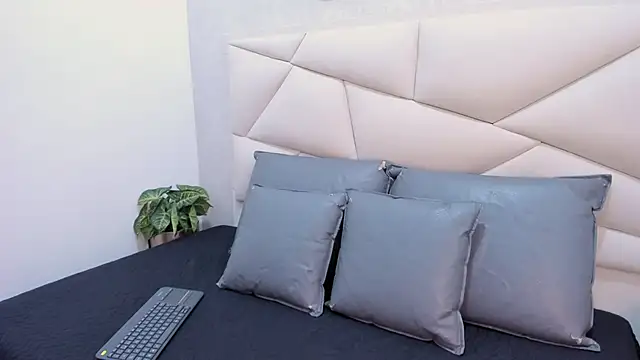 ValeriaJulio  online show from 12-20-25, 07:32