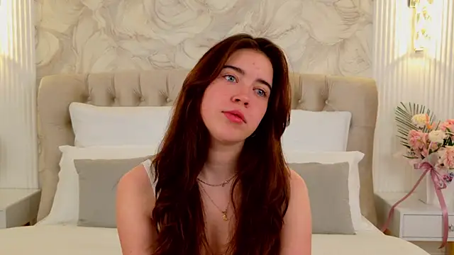 Snapshot of KimberlyBond chatting on 09-09-25, 04:39 KimberlyBond online show from 09-09-25, 04:39