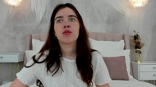 Snapshot of KimberlyBond chatting on 09-30-25, 03:06 KimberlyBond online show from 09-30-25, 03:06