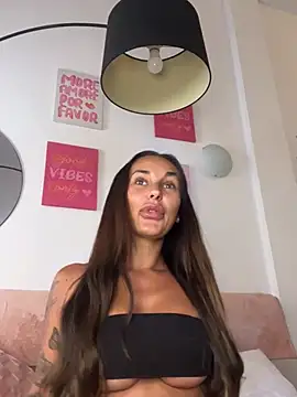 Snapshot of Rosieredxox chatting on 05-31-26, 04:47 Rosieredxox online show from 05-31-26, 04:47