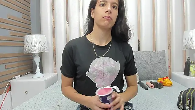 Snapshot of MiaCours chatting on 06-20-26, 01:25 MiaCours online show from 06-20-26, 01:25