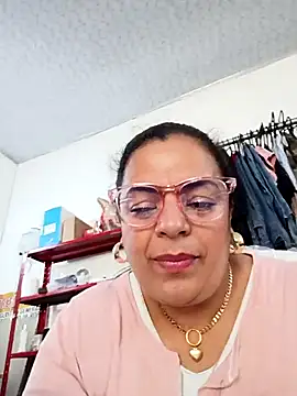 Snapshot of Mia-Glow chatting on 10-01-25, 02:01 Mia-Glow online show from 10-01-25, 02:01