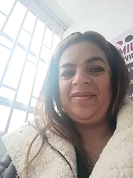 Snapshot of Mia-Glow chatting on 11-21-25, 12:04 Mia-Glow online show from 11-21-25, 12:04