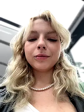 Snapshot of EveLittleSinner chatting on 09-18-25, 07:43 EveLittleSinner online show from 09-18-25, 07:43