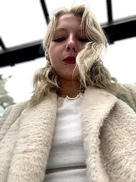 Snapshot of EveLittleSinner chatting on 10-10-25, 10:14 EveLittleSinner online show from 10-10-25, 10:14