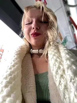 Snapshot of EveLittleSinner chatting on 10-13-25, 08:58 EveLittleSinner online show from 10-13-25, 08:58