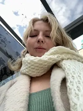 Snapshot of EveLittleSinner chatting on 10-19-25, 11:00 EveLittleSinner online show from 10-19-25, 11:00