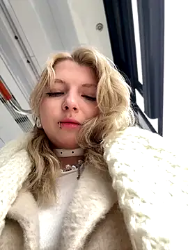 Snapshot of EveLittleSinner chatting on 10-22-25, 09:09 EveLittleSinner online show from 10-22-25, 09:09