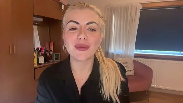 Snapshot of princess17 chatting on 09-16-25, 04:19 princess17 online show from 09-16-25, 04:19