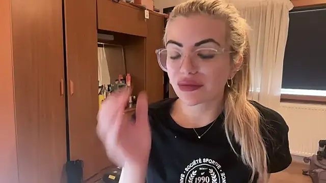 Snapshot of princess17 chatting on 09-27-25, 02:11 princess17 online show from 09-27-25, 02:11