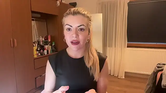 Snapshot of princess17 chatting on 10-13-25, 05:24 princess17 online show from 10-13-25, 05:24