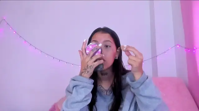 Snapshot of Abby_roussee chatting on 10-21-25, 01:01 Abby roussee online show from 10-21-25, 01:01