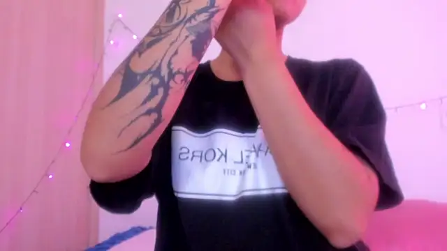 Snapshot of Abby_roussee chatting on 11-19-25, 01:22 Abby roussee online show from 11-19-25, 01:22