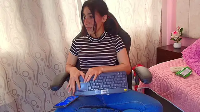Snapshot of DarlingDuchess_ chatting on 10-07-25, 03:42 DarlingDuchess online show from 10-07-25, 03:42