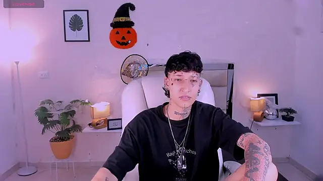 Snapshot of Luci_Rose chatting on 10-22-25, 04:02 Luci Rose online show from 10-22-25, 04:02