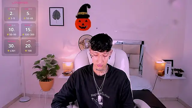 Snapshot of Luci_Rose chatting on 10-29-25, 02:58 Luci Rose online show from 10-29-25, 02:58