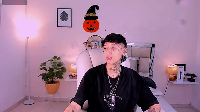 Snapshot of Luci_Rose chatting on 10-30-25, 02:46 Luci Rose online show from 10-30-25, 02:46