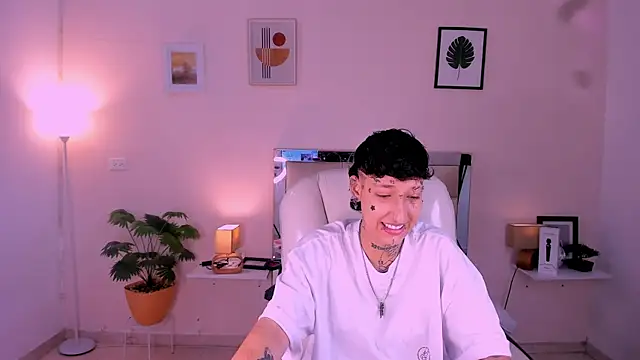 Snapshot of Luci_Rose chatting on 11-06-25, 02:23 Luci Rose online show from 11-06-25, 02:23