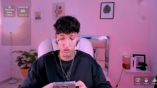 Snapshot of Luci_Rose chatting on 11-11-25, 01:33 Luci Rose online show from 11-11-25, 01:33