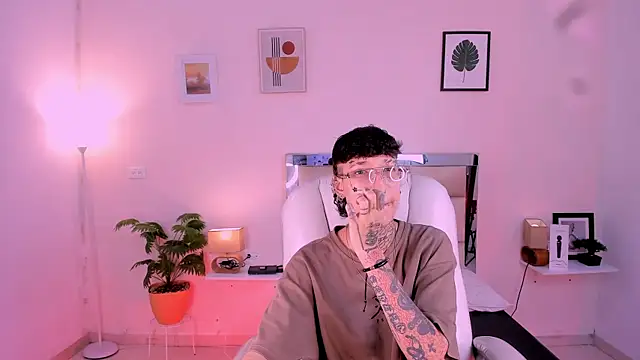 Snapshot of Luci_Rose chatting on 11-15-25, 01:58 Luci Rose online show from 11-15-25, 01:58