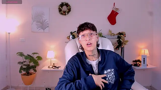 Snapshot of Luci_Rose chatting on 11-20-25, 03:18 Luci Rose online show from 11-20-25, 03:18