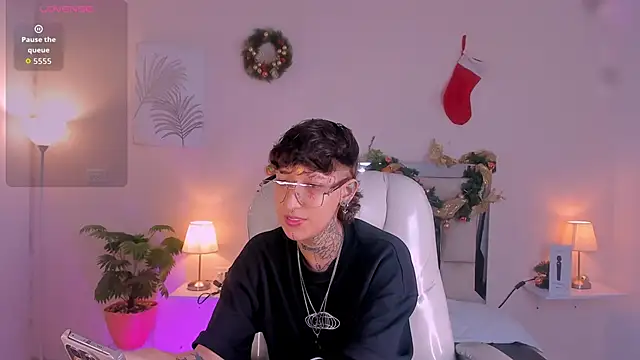 Snapshot of Luci_Rose chatting on 11-28-25, 02:25 Luci Rose online show from 11-28-25, 02:25