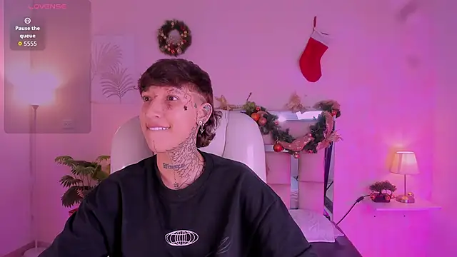 Snapshot of Luci_Rose chatting on 11-30-25, 02:48 Luci Rose online show from 11-30-25, 02:48