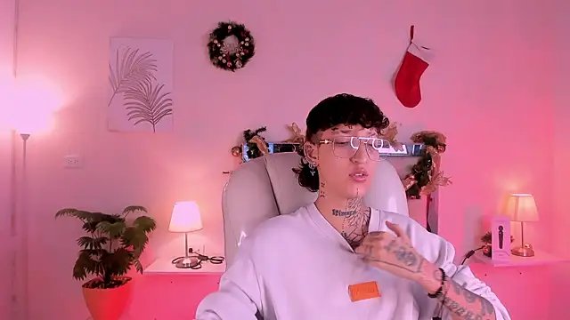 Snapshot of Luci_Rose chatting on 12-02-25, 03:34 Luci Rose online show from 12-02-25, 03:34