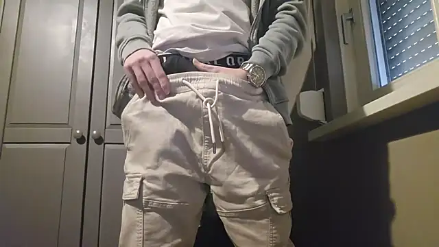 Snapshot of Trekkerboi chatting on 12-14-25, 01:27 Trekkerboi online show from 12-14-25, 01:27