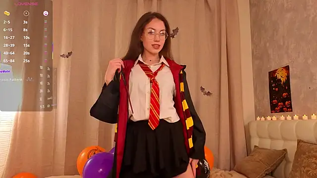 Snapshot of RenateRansone chatting on 10-31-25, 05:47 RenateRansone online show from 10-31-25, 05:47