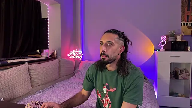 Snapshot of Secret_Lovers1 chatting on 06-01-26, 06:31 Secret Lovers1 online show from 06-01-26, 06:31