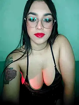 Snapshot of Linda_Saenz_ chatting on 12-18-25, 06:30 Linda Saenz online show from 12-18-25, 06:30