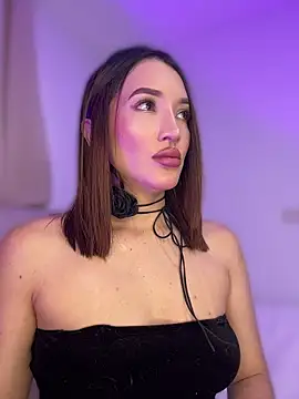 Snapshot of Bella-taylorr chatting on 05-25-26, 11:27 Bella-taylorr online show from 05-25-26, 11:27